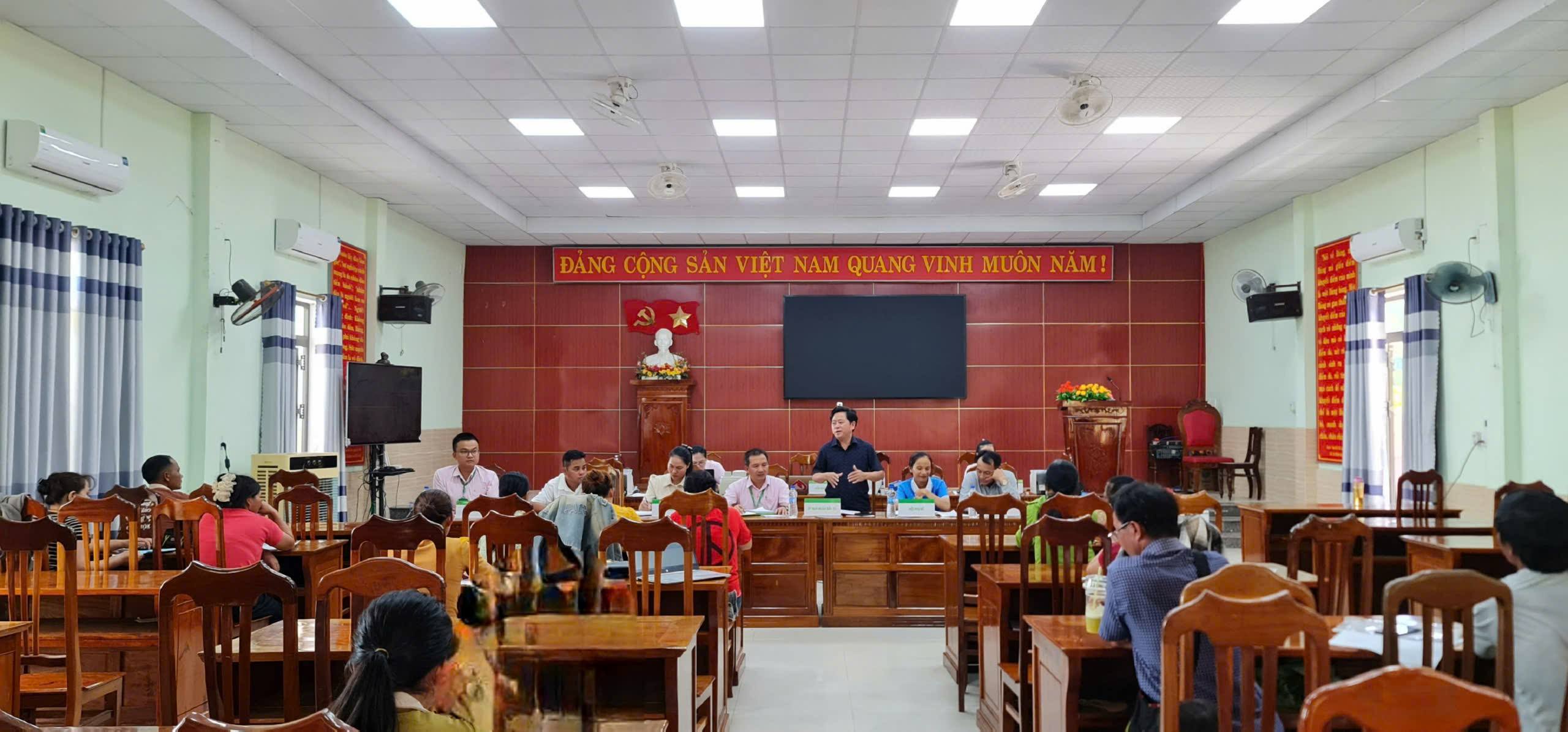 Phòng giao dịch Ngân hàng Chính sách xã hội Phước Sơn tổ chức phiên giao dịch đầu tiên tại xã Phước Chánh sau sáp nhập.