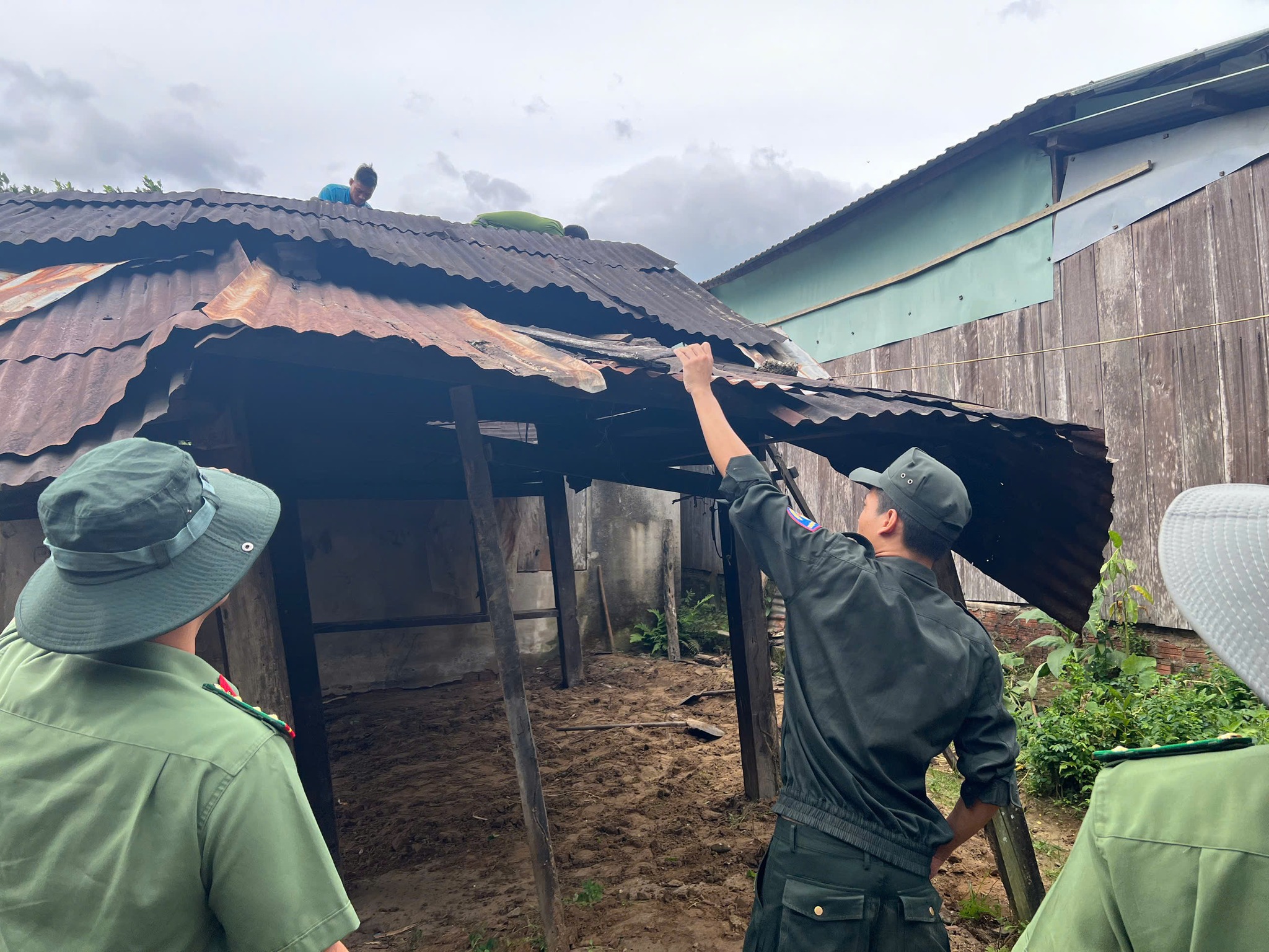 CÔNG AN THÀNH PHỐ ĐÀ NẴNG PHỐI HỢP VỚI UBND XÃ PHƯỚC CHÁNH, CÔNG AN XÃ PHƯỚC CHÁNH CÙNG LỰC LƯỢNG THANH NIÊN ĐỊA PHƯƠNG HỖ TRỢ NHÂN DÂN LÀM NHÀ TẠI TẠI XÃ PHƯỚC CHÁNH - TP ĐÀ NẴNG.